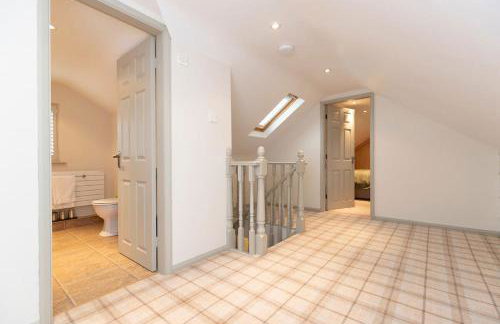 Hot Tub Free Parking 5 Bedroom Large Space - Photo 43