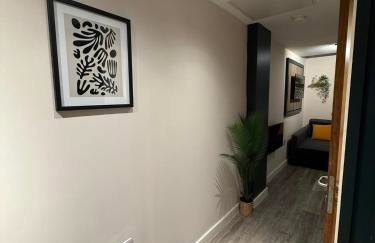 #115 ModernCity Escape Central Apartment- 10 mins to Royal Albert Dock Liverpool- Sleeps 4 - "Perfect for contractors and Families " - Foto 2