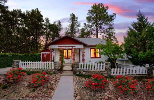 PRIVATE HOME Walk to Downtown CHERRY BLOSSOM COTTAGE Hot Tub SLEEPS UP TO 6 GUESTS - Foto 2