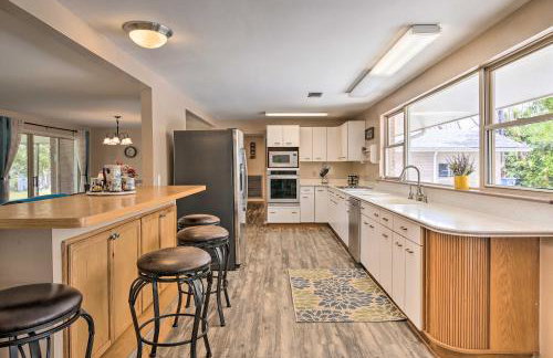 Riverfront Family Home Yard, Orchard, Dock! - Foto 8