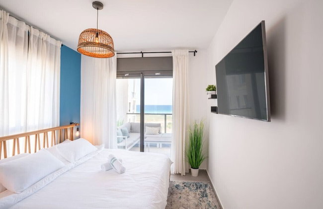 Stylish Seaside Escape with Balcony by Sea N' Rent - Foto 32