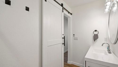 l NEW l Fully Remodeled 3BR 2BTH l 1 Min to Veterans Memorial Park - Foto 3