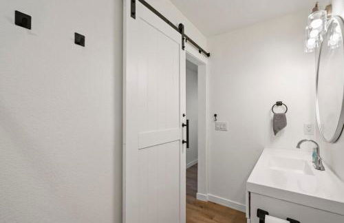 l NEW l Fully Remodeled 3BR 2BTH l 1 Min to Veterans Memorial Park - Foto 3