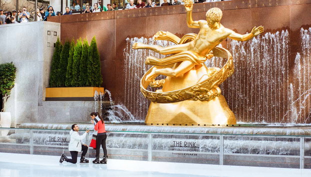 Entrada a The Rink, la pista de patinaje sobre hielo de Rockefeller Center - Foto 3, Pedida de mano en la pista de patinaje