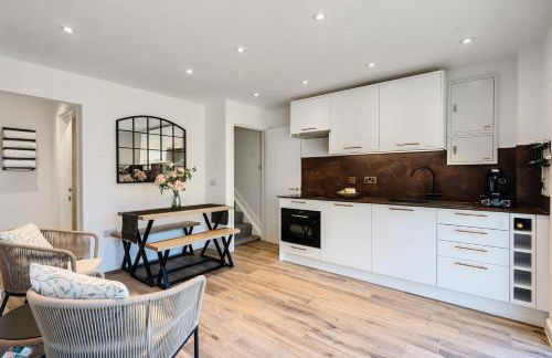 Romantic getaway UK with Private Sauna, King Bed, WiFi 517mbps & EV Charger - Photo 9