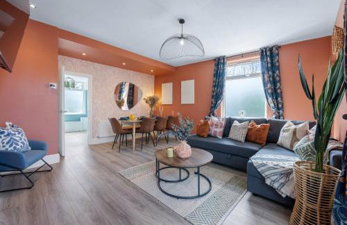 4-Bedroom Stunning Luxe, Spacious & Stylish Design House Bolton, Sleeps 11, with Parking Central Bolton, Links to Manchester, Pet-Friendly, Best For Groups! WORK CONTRACTORS SPECIAL OFFER! - by Blue Puffin Stays - Foto 5