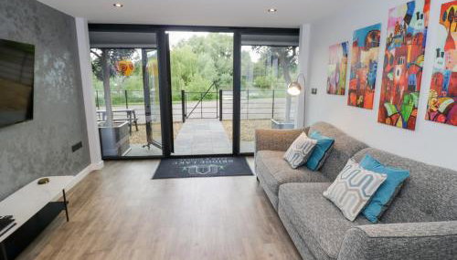 The Tunnel at Bridge Lake Farm and Fishery - Foto 4