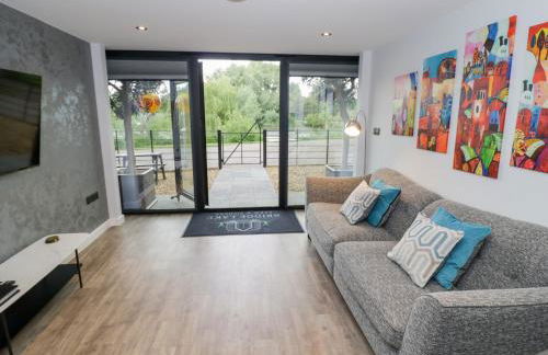 The Tunnel at Bridge Lake Farm and Fishery - Foto 4