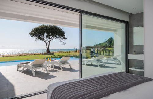 Seafront Villa Nafsika - Private Heated infinity Pool - Direct access to the beach - Play area - Foto 18