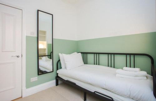Stylish & Modern 3 Bed Flat in NW London With Garden - Foto 10