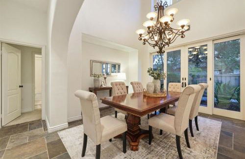 Spacious Luxury home in Gated Community with Resort Pool & Scenic Views - Photo 8