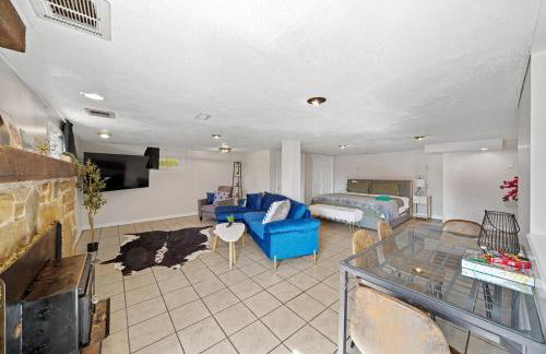 Comfort, Fun, & Charming - 5BR Oasis with Pool - Foto 62