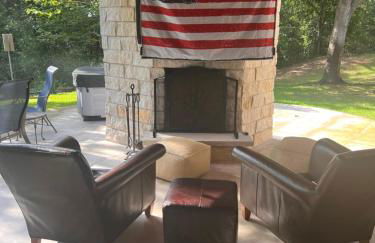 Gated Estate Escape! Three BR - Foto 6