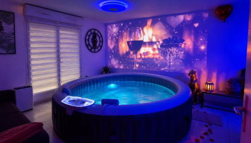 Suite Eden Spa, Appart-hôtel 3 étoiles 40m2 aux portes de Lens, Spa privé illimité, Écran géant, Box Orange, Netflix et Sport, Patio couvert barbecue, Parking gratuit en résidence privée calme, Chambre séparée, Cuisine équipée, Lit Queen Size, Wi-Fi fibre - Foto 2