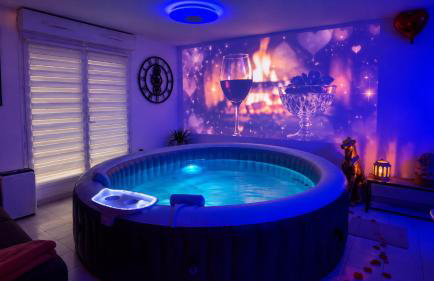 Suite Eden Spa, Appart-hôtel 3 étoiles 40m2 aux portes de Lens, Spa privé illimité, Écran géant, Box Orange, Netflix et Sport, Patio couvert barbecue, Parking gratuit en résidence privée calme, Chambre séparée, Cuisine équipée, Lit Queen Size, Wi-Fi fibre - Foto 2