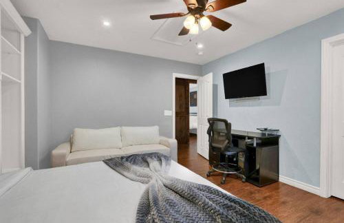 Tropical 4BR Oasis with Pool and Jacuzzi Near Strip - Photo 15