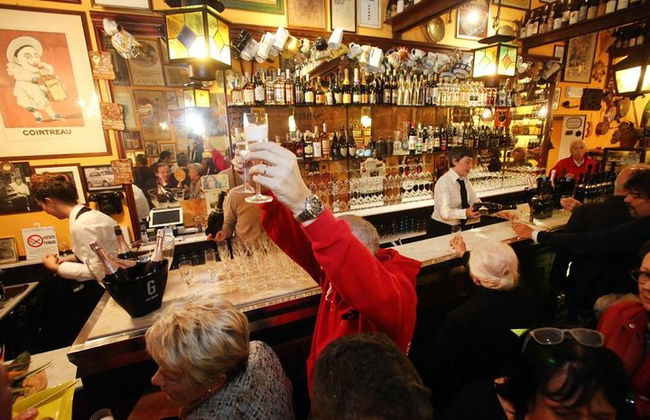 Degustação de vinhos de Bolonha em uma loja de vinhos com um morador local - Foto 7