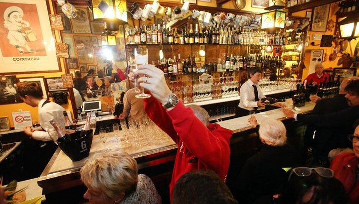 Cata de vinos de Bolonia En una tienda de vinos con una persona local - Foto 1