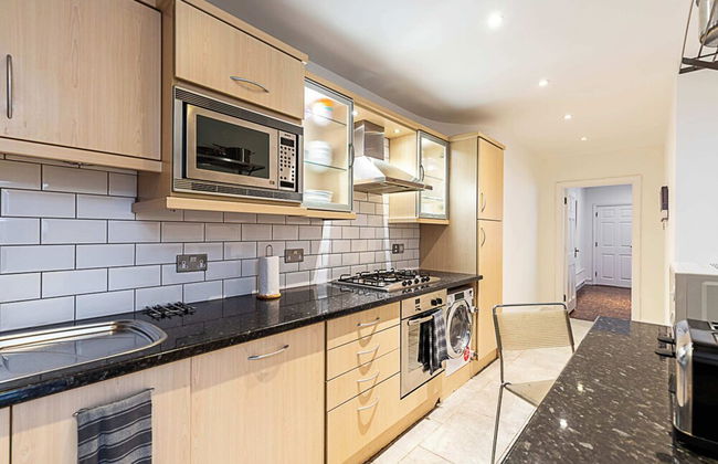 Charming Kensington Apartment - Photo 8