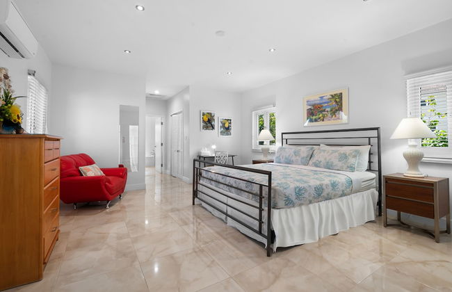 Modern, Stunning & Bright Central Beach Villa - Photo 5