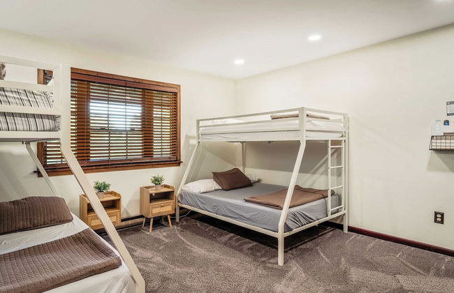 Sky View Chalet by Avantstay Stunning Interior, Spacious Deck, Hot Tub, & View - Photo 28