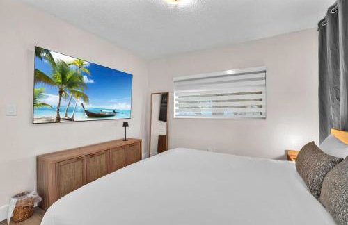 Tropical Park Oasis Peaceful Miami Family Home - Photo 21