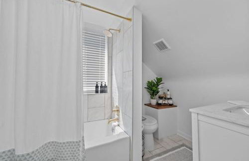 Luxury 5BR Cincinnati, Sleeps 12, Crib, Home Gym, Fenced Backyard - Foto 58