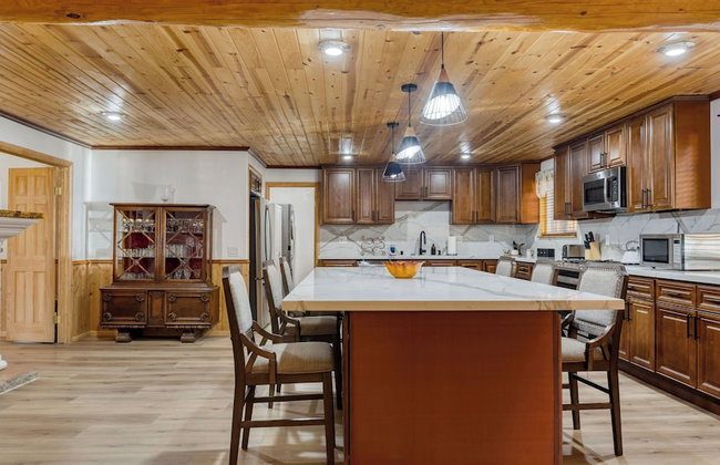 Pinetree Place by Avantstay Group Cabin w/ Hot Tub Minutes to the Lake - Photo 112