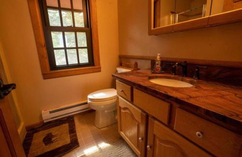 Warm Woodland Getaway with Land - Foto 36