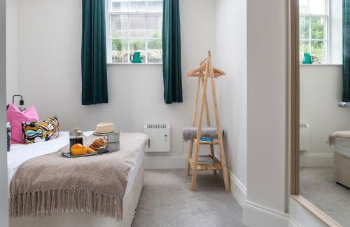 Stunning 1 Bedroom Apartment in a Converted Chapel - Free Parking, Smart TV, Fast WiFi and Self-Check-In by Yoko Property - Foto 5