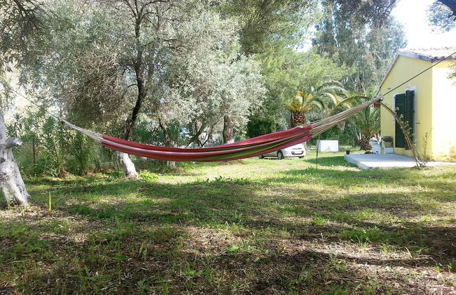 Cute Yellow Handmade House With Garden - Foto 75