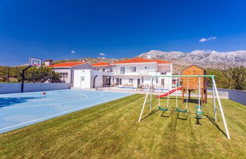 VILLA ALMIC with heated pool, 5 bedrooms, Gaming room, a multi-use playground court - Photo 8
