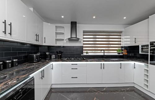 Contractors Heaven-POOL TABLE-THREE BEDROOM HOUSE WITH SEPARATE ONE BEDROOM SELF CONTAINED-Close to AIRPORT - Foto 4