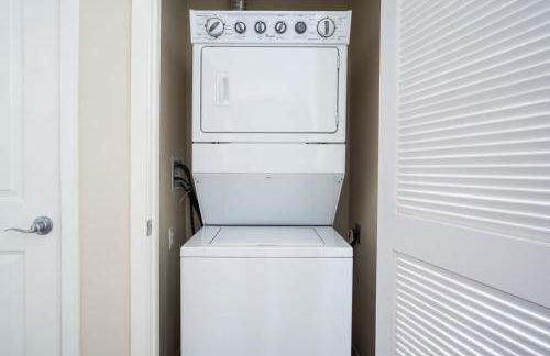 Blueground Centennial pool nr Red Morton Park SFO-852 - Foto 13