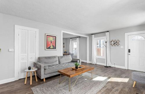 Charming Getaway - Deck & Patio - Walkable Area - Family Friendly - Foto 2