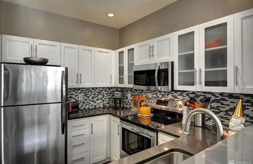 DT Designer's 2BR Condo Parking Tub Pool - 99 walk score - Foto 3