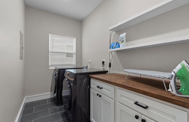 Bright Urban Comfort | JZ Vacation Rentals - Photo 33