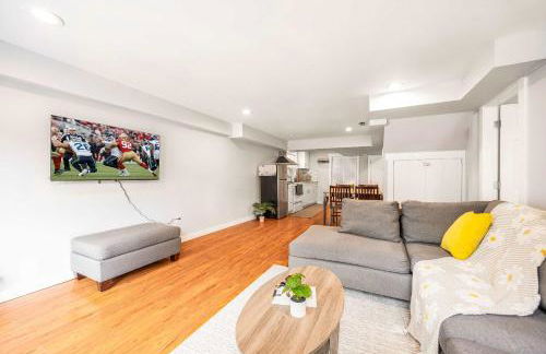 Spacious 2BR Home Backyard Parking & UW - Foto 7