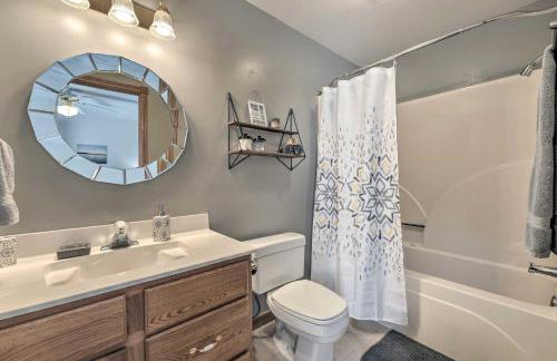 Lake-View Retreat with Fire Pit in Mountain Home! - Foto 20