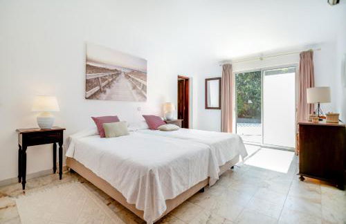 Traditional 3 bedroom villa with great pool in the heart of Vale do Lobo - Photo 6