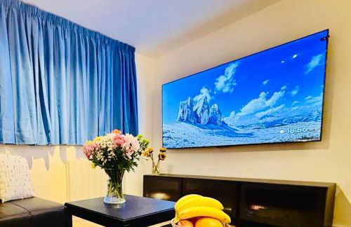 Central Apartment with 75inch TV Netflix - Photo 11