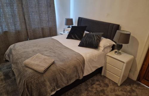 L & J ESCAPES- 4 BEDROOMs SUITABLE FOR CONTRACTORS AND FAMILIES- LARGE PRIVATE PARKING-10 MINUTES TO M6 JUNCTION 9 - Foto 18