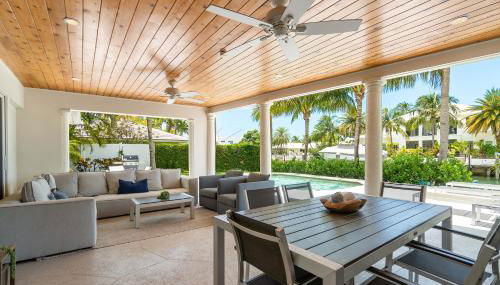 Seven Palms Waterfront- Private Dock, Heated Pool & Lanai -Walk to beach! by Maven Vacation Rentals - Foto 3