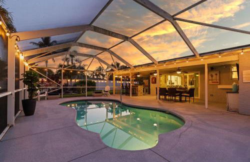 Heated PoolFire PitOutdoor KitchenCorn Hole - Foto 1