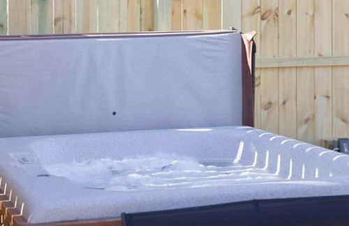 NEW! BEAR Necessities tiny home, outdoor theater! - Foto 41