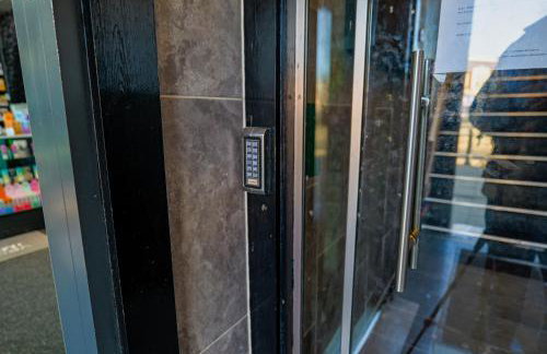 Zeenat Central Bury - Modern 2BR with Free Parking Sleeps 6 - Foto 45