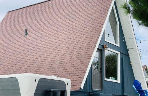 Cozy 2BR A-Frame Cabin w Hot Tub & Lake Views - Foto 10