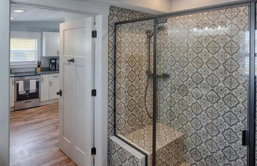 Quaint Cottage with Private Pool-Walk to Everything - Foto 16