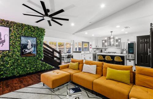 Stunning Carrollton Castle with 4 Bedrooms + Pool + Media Room - Foto 17