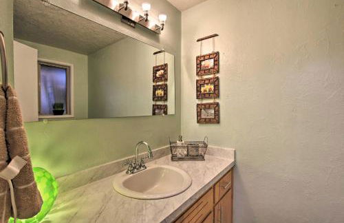 Hot Tub and Theater Room Tropical Springfield Home - Foto 14